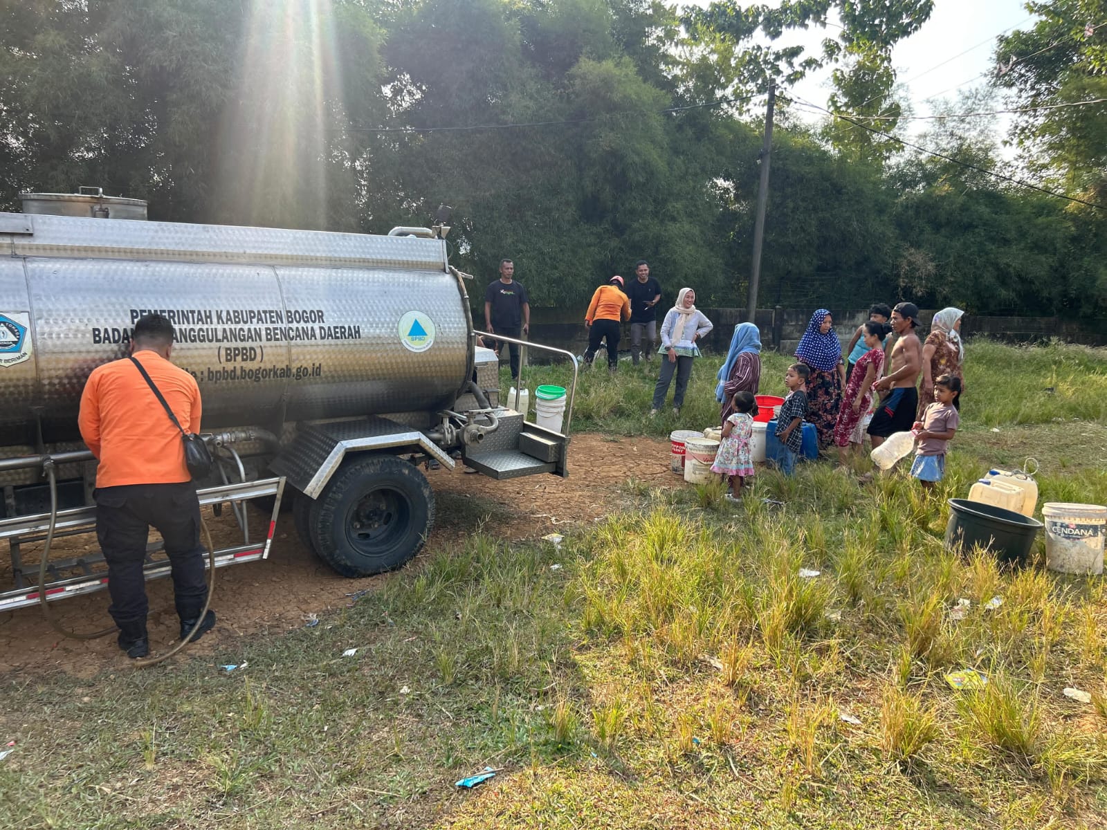 Proses distribusi air bersih kepada warga Kabupaten Bogor (Dok.BPBD)