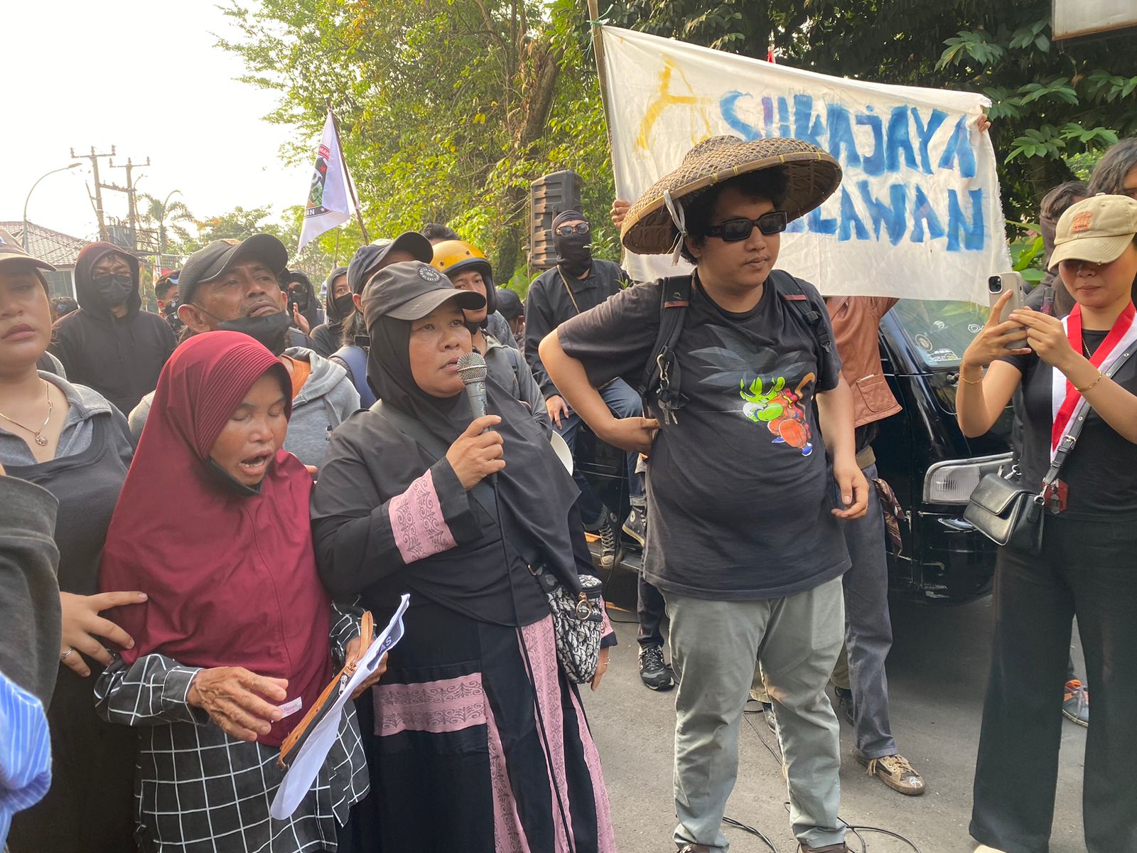 Aksi unjuk rasa petani Desa Sukajaya, Kecamatan Tamansari beserta masyarakat dan mahasiswa di depan Kantor Pemkab Bogor (Istimewa)