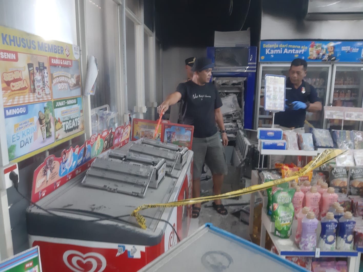 Olah TKP lokasi bobol mesin ATM di minimarket, Gunungsindur, Kabupaten Bogor (Dok.Polisi)