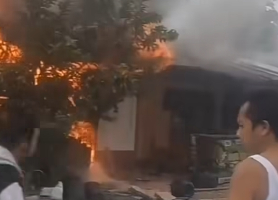 Tangkapan layar video upaya pemadaman api yang membakar pom mini dan toko beras di Ciampea, Kabupaten Bogor (Istimewa)