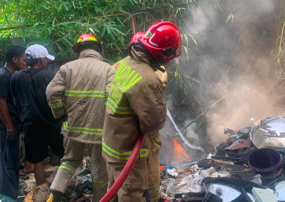 Proses pemadaman api yang membakar gudang rongsok di Babakan Madang, Kabupaten Bogor (Dok.Damkar)