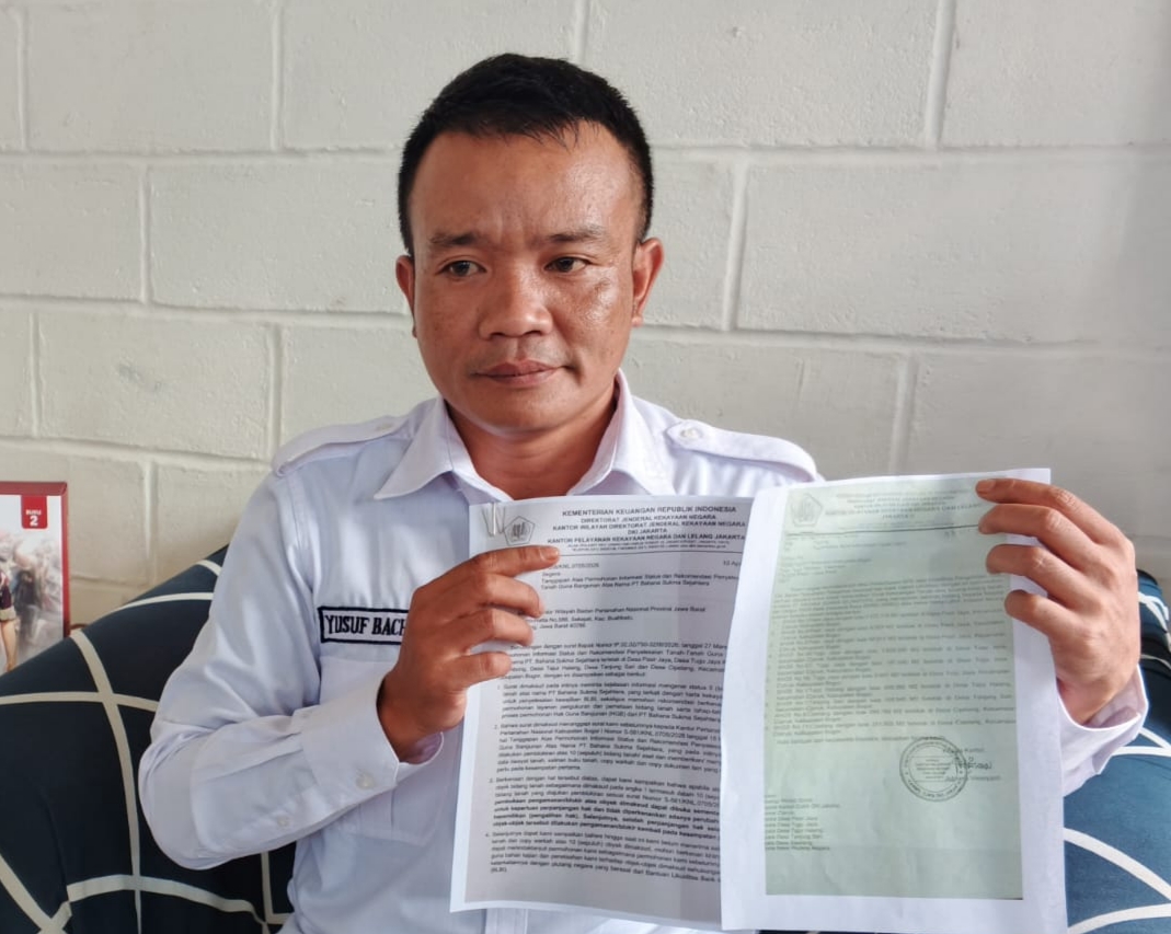 Ketua HPPMI Kabupaten Bogor, Yusuf Bahtiar memperlihatkan sejumlah bukti persoalan di lahan eks HGB PT BSS (Istimewa)