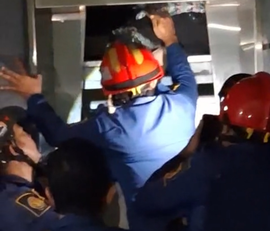 Proses evakuasi korban terjebak dalam lift M-One Hotel, Kecamatan Sukaraja, Kabupaten Bogor (Dok.Damkar)