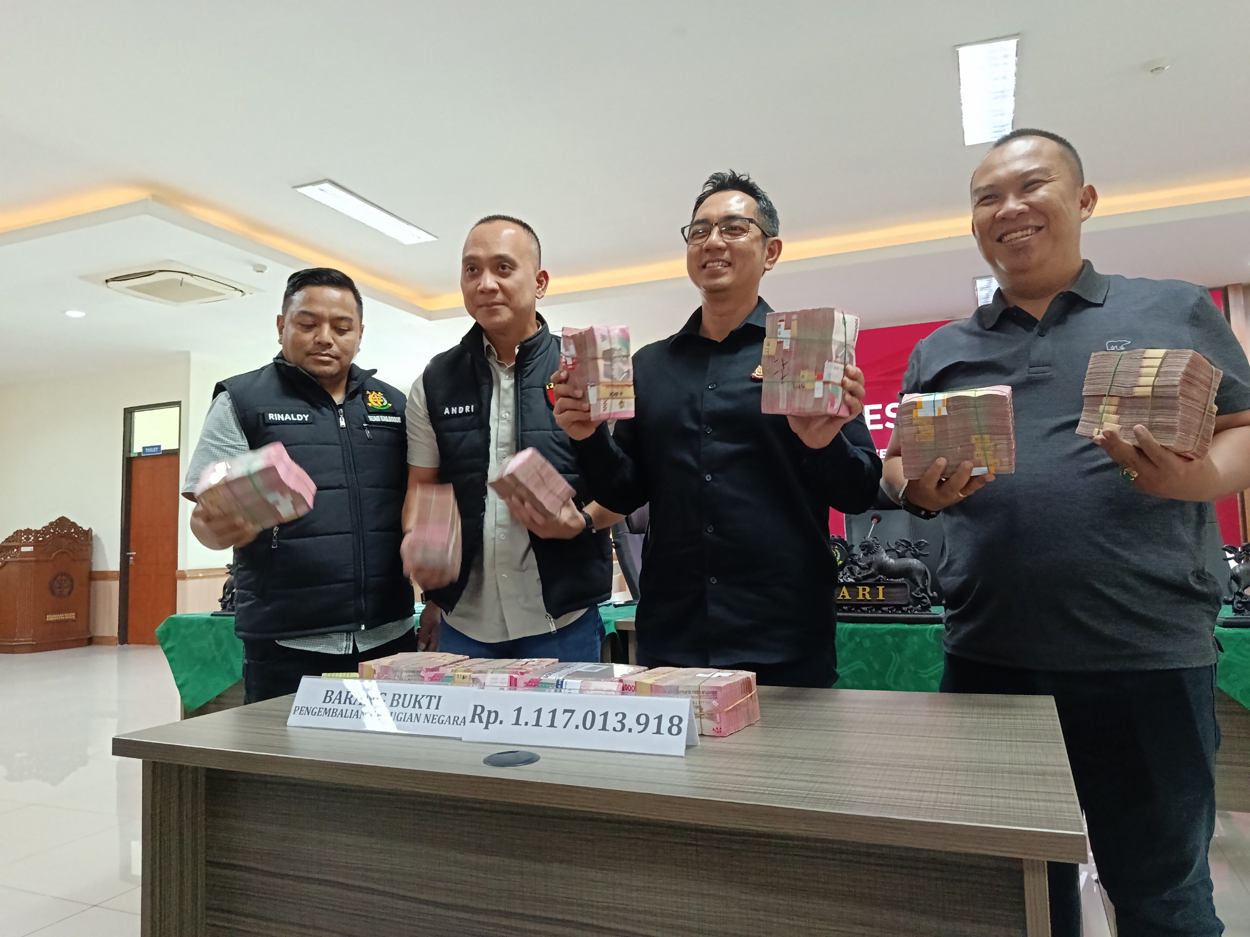 Jajaran Kejari Kabupaten Bogor menunjukkan barang bukti uang pengembalian kerugian negara dari proyek RSUD Bogor Utara (Istimewa)