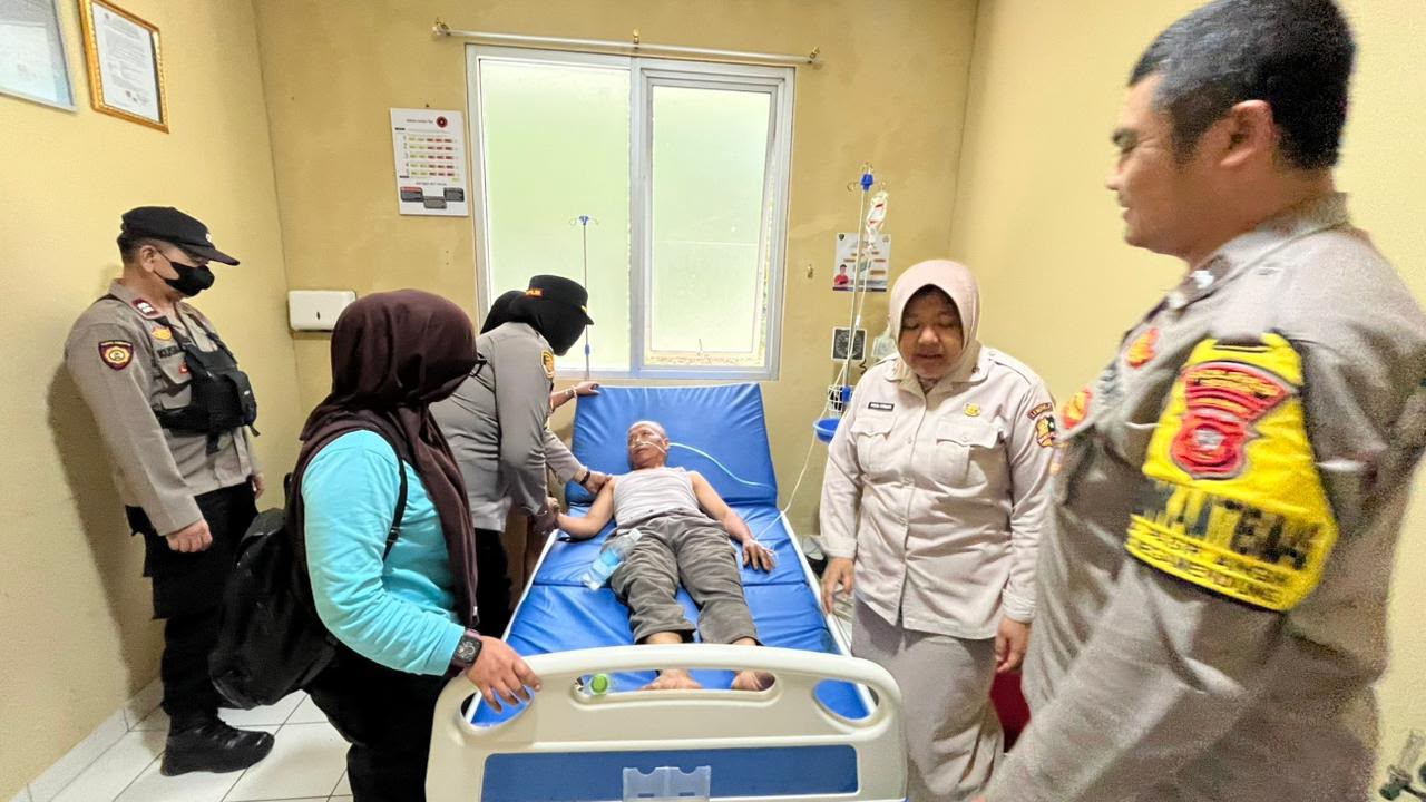 Pria tua yang hilang di kawasan hutan Megamendung, Puncak dievakuasi petugas (Dok.Polisi)