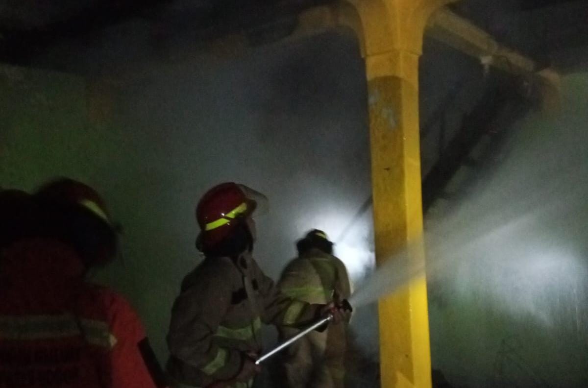 Petugas Damkar memadamkan api yang membakar majelis taklim di Ciawi, Kabupaten Bogor (Dok.Damkar)