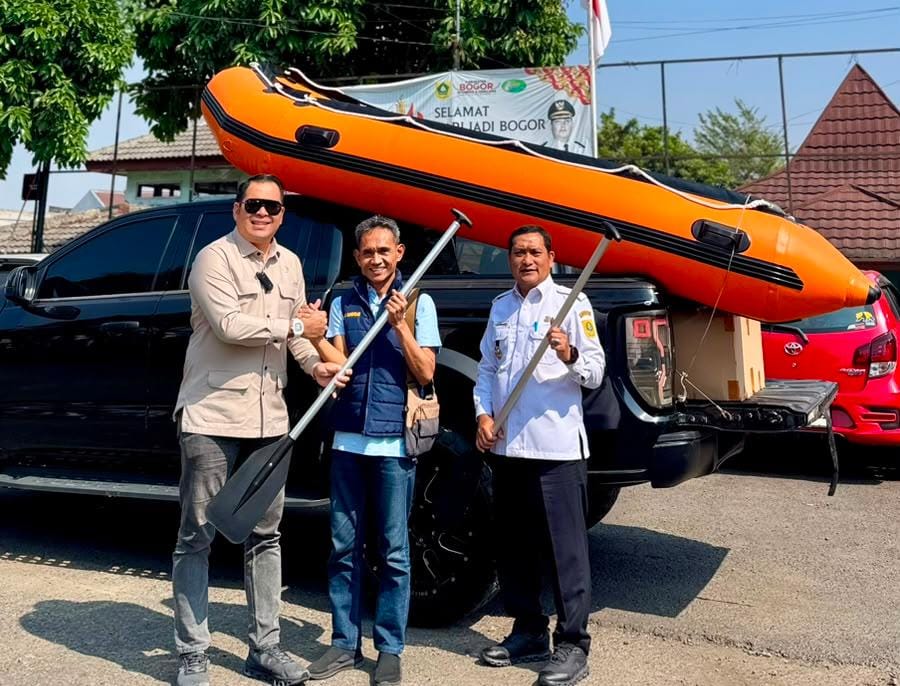Ketua Komisi I DPRD Kabupaten Bogor, Irvan Maulana (kiri) secara simbolis menyerahkan perahu karet untuk normalisasi sungai (Istimewa)