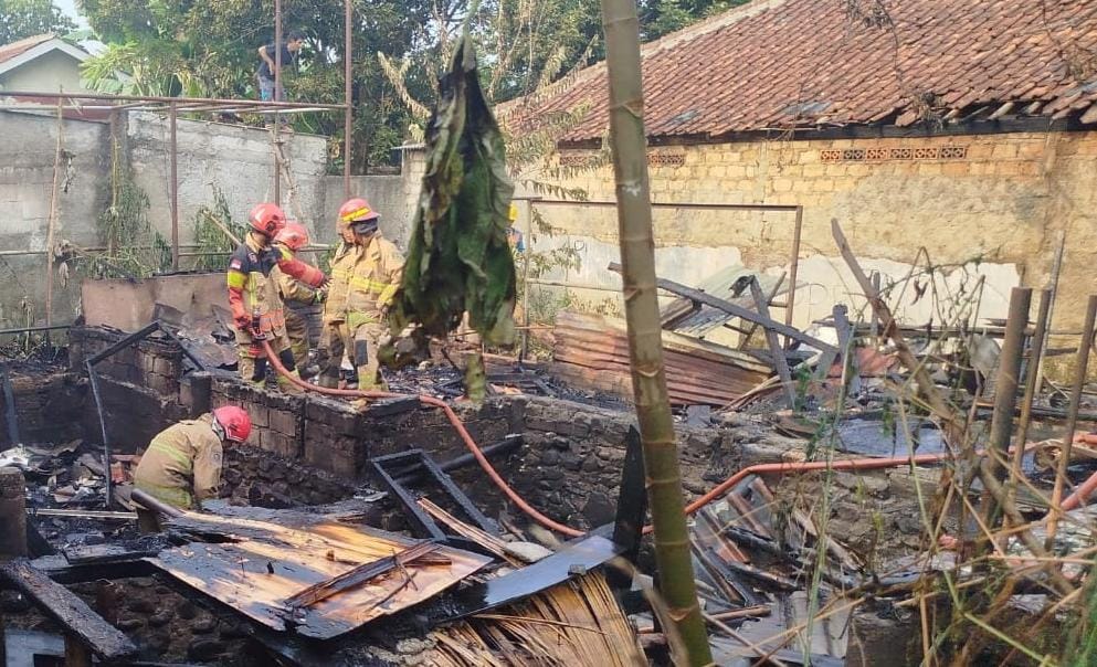 Proses pemadaman api yang membakar rumah panggung di wilayah Kecamatan Kemang, Kabupaten Bogor (Dok.Damkar)