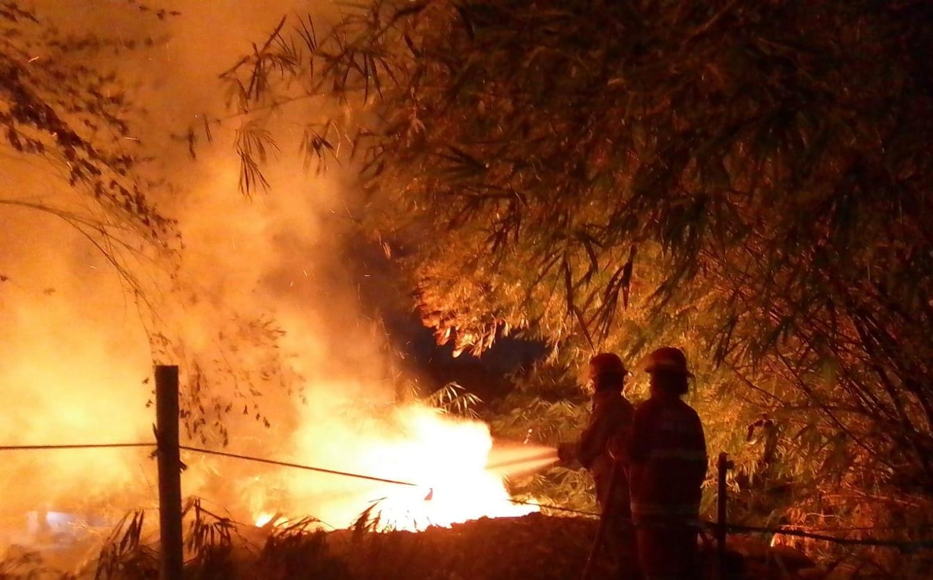 Proses pemadaman api yang membakar lahan pembuangan limbah di Gunungputri, Kabupaten Bogor (Dok.Damkar)
