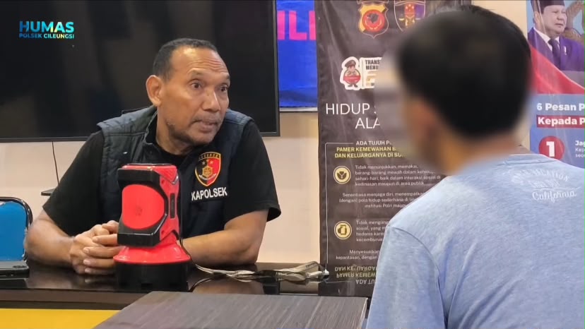 Kapolsek Cileungsi Kompol Edison saat mendalami pemeriksaan terhadap terduga pelaku home industry miras (Dok.Polisi)