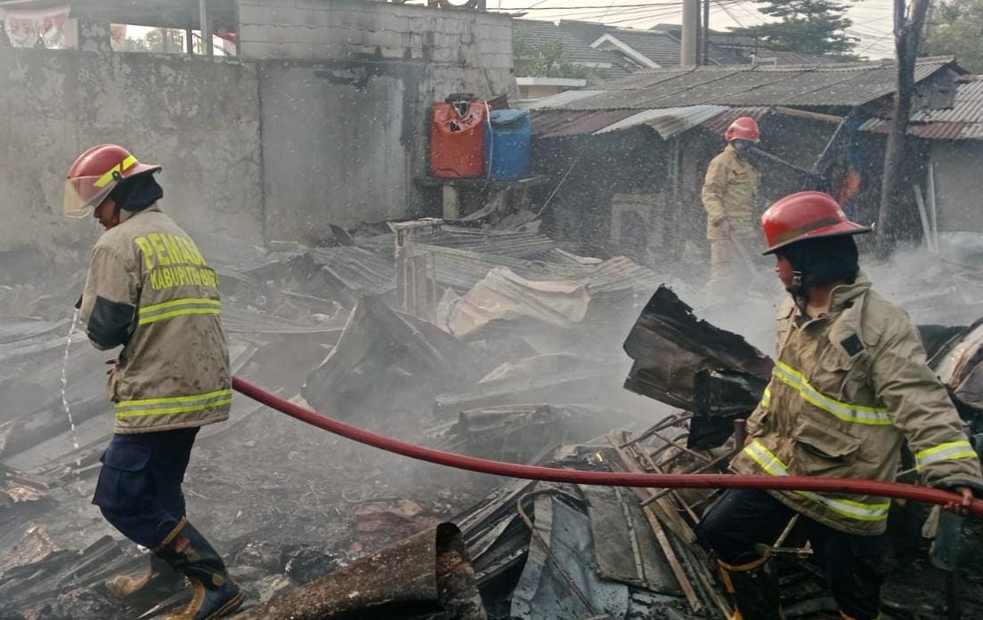 Proses pemadaman api yang membakar lapak rongsokan di Ciomas, Kabupaten Bogor (Dok.Damkar)