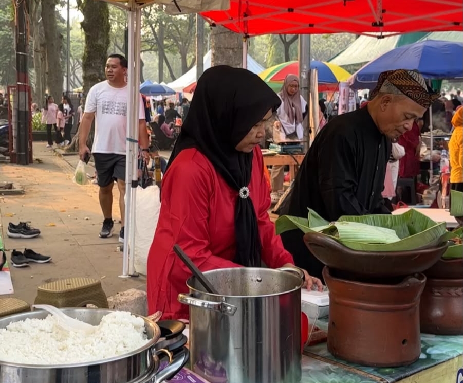 Salah satu pedagang yang mengenakan pakaian adat saat berjualan di CFD Tegar Beriman (Dok.Diskominfo)