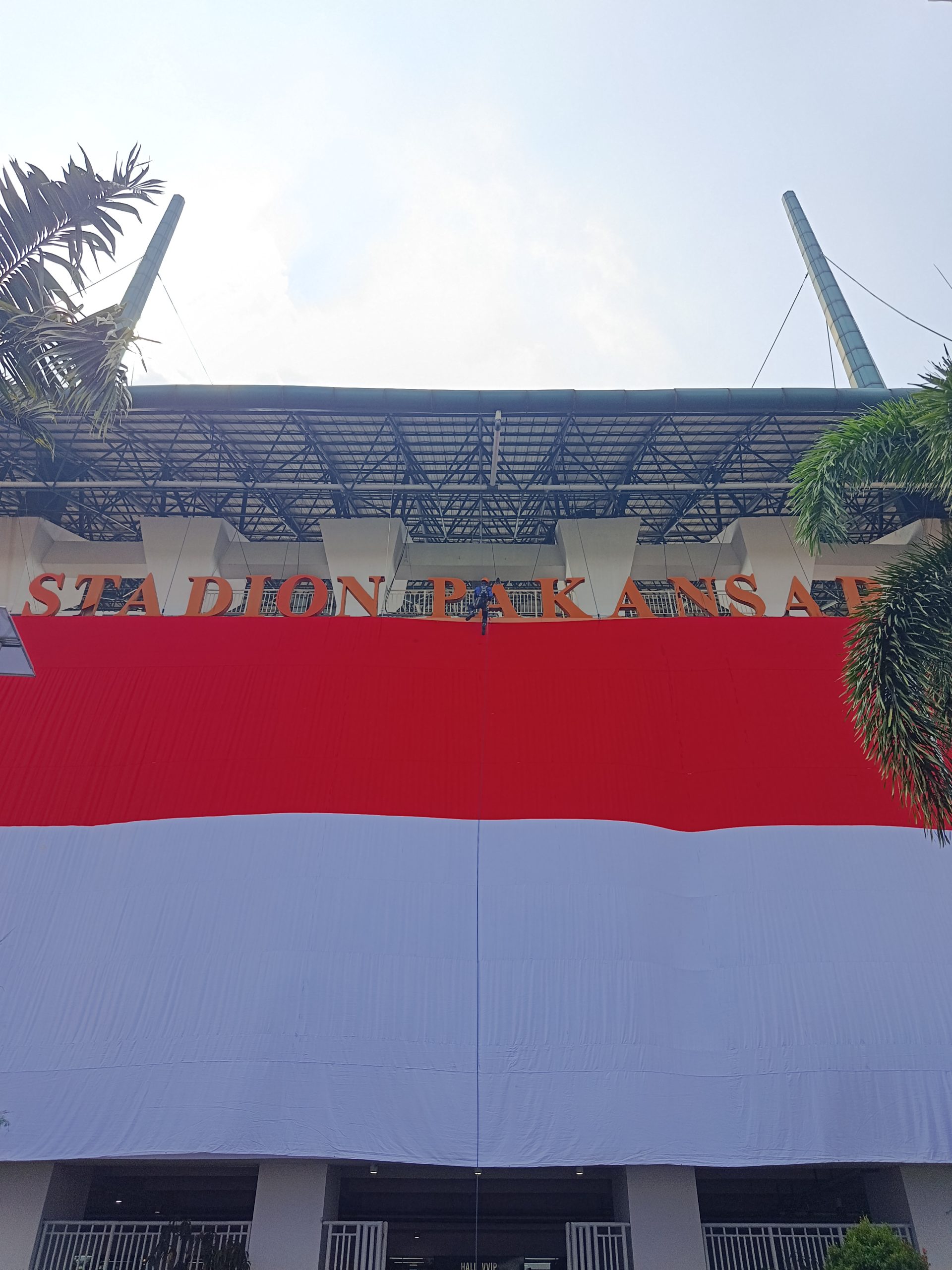Bendera Merah Putih raksasa dipasang di dinding Stadion Pakansari (Istimewa)