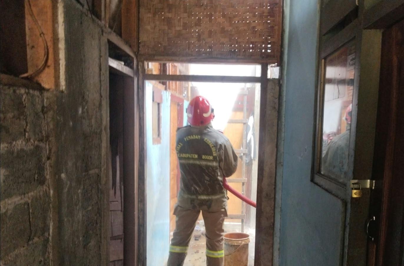 Pemadaman api yang membakar rumah kontrakan di Cibinong, Kabupaten Bogor (Dok.Damkar)