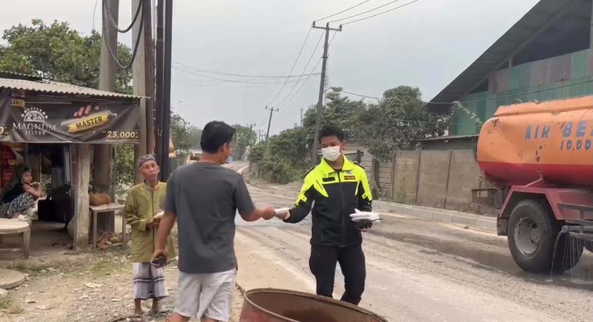 Jajaran Polres Bogor bagikan masker antisipasi abu vulkanik Gunung Krakatau (Dok.Polisi)