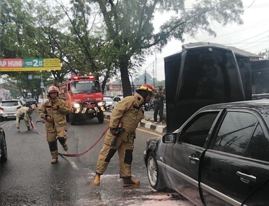 Proses pemadaman api yang membakar Mercedes Benz di Cileungsi, Kabupaten Bogor (Dok.Damkar)