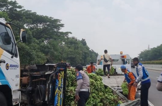 Proses evakuasi pikap muatan pisan usai alami kecelakaan di Tol Jagorawi (Dok.Polisi)