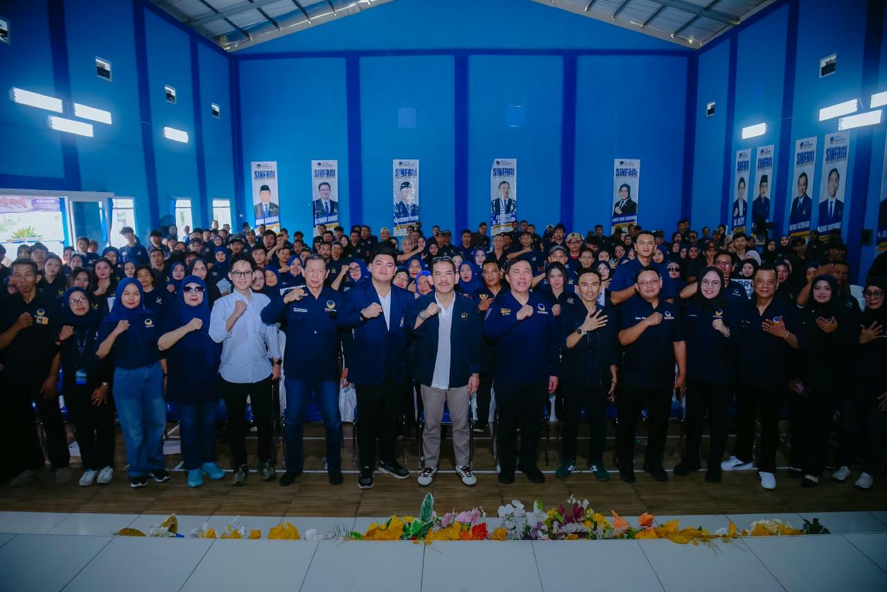 Foto bersama dalam kegiatan pelantikan pengurus DPRt NasDem (Istimewa)