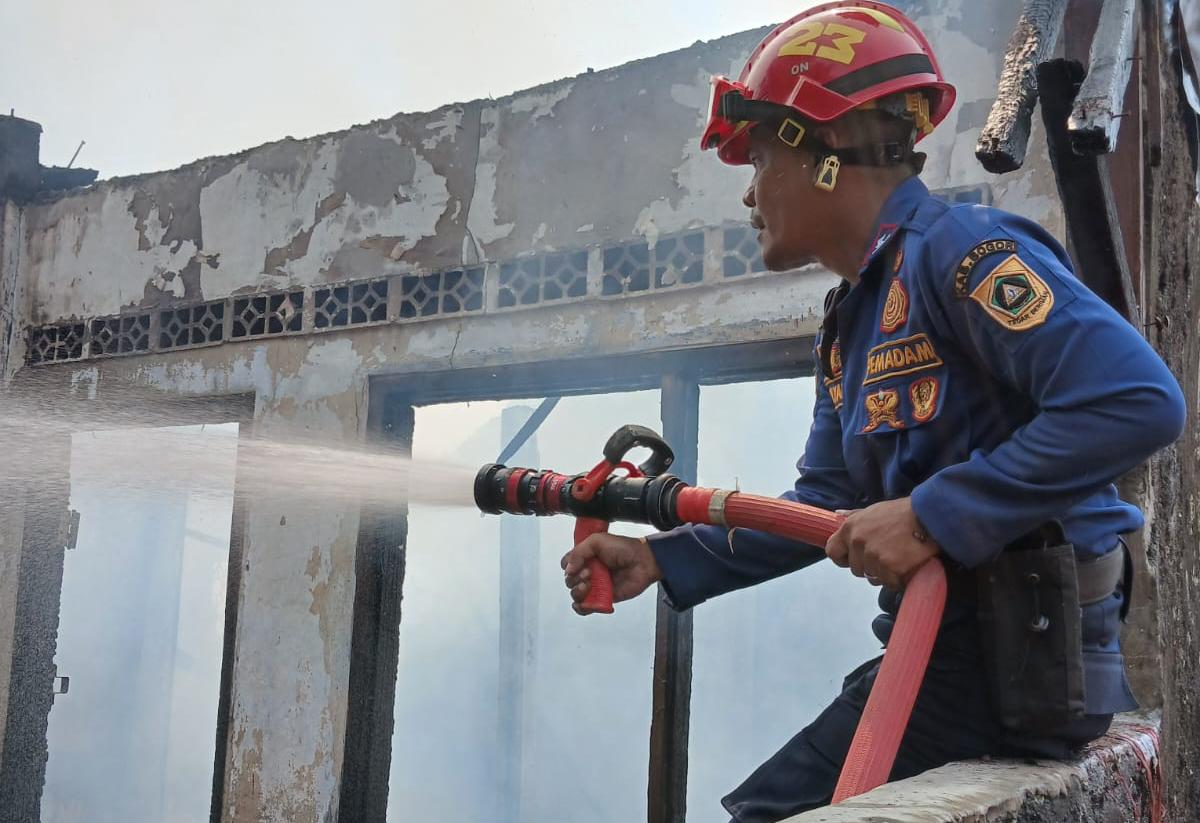 Petugas Damkar dan Penyelamatan Kabupaten Bogor berupaya memadamkan api yang membakar rumah warga di Tamansari (Dok.Damkar)