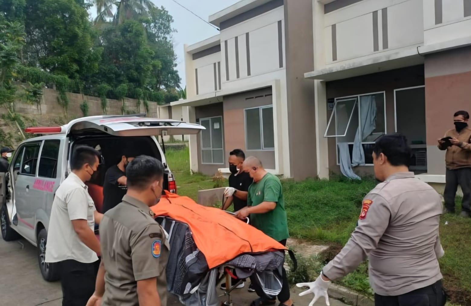 Evakuasi korban yang ditemukan membusuk dalam rumah di Tenjo, Kabupaten Bogor (Dok.Polisi)