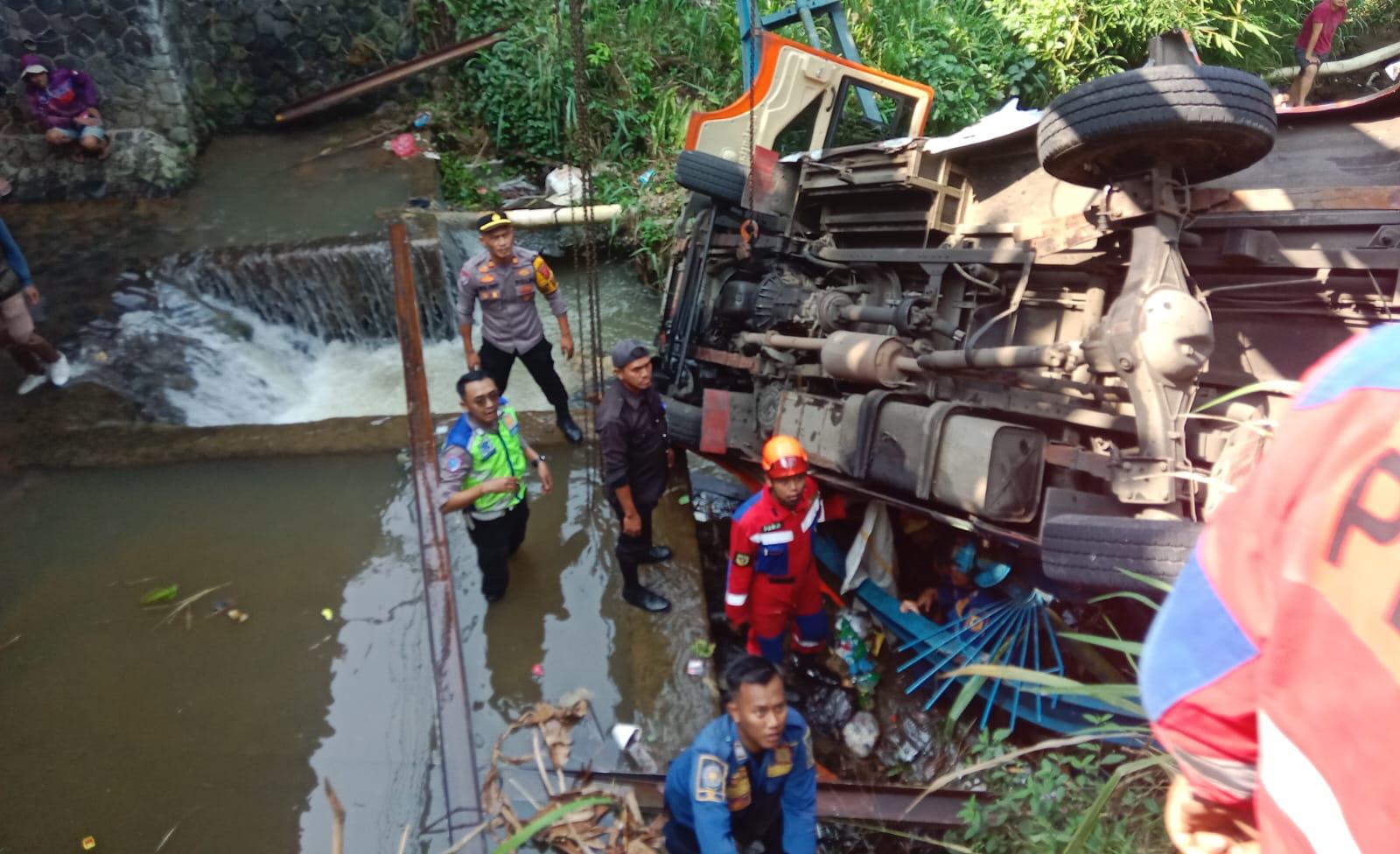 Upaya evakuasi bus masuk jurang di Jalan Raya Puncak, Kabupaten Bogor (Dok.Polisi)