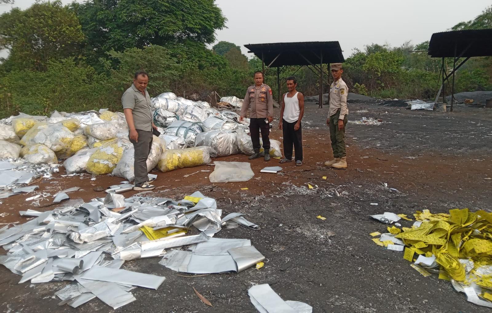 Petugas saat mendatangi lokasi pembakaran bungkus permen dan obat di Rumpin, Kabupaten Bogor (Dok.Polisi)