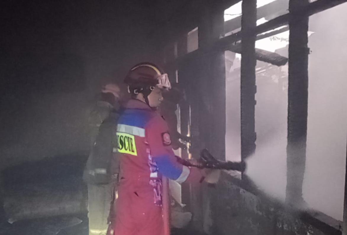 Proses pemadaman api yang membakar vila di Puncak, Kabupaten Bogor (Dok.Damkar)