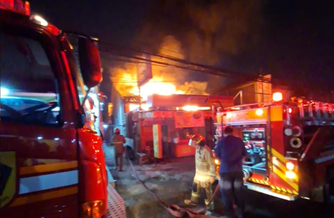 Petugas Damkar Berjibaku memadamkan api yang membakar gerai ayam goreng di Cibinong, Kabupaten Bogor (Dok.Damkar)