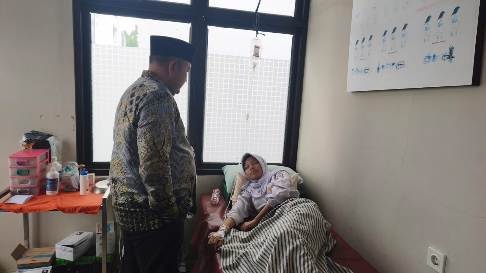 Bupati Bogor Rudy Susmanto saat berbincang langsung dengan siswa yang diduga menjadi korban keracunan MBG (Istimewa)