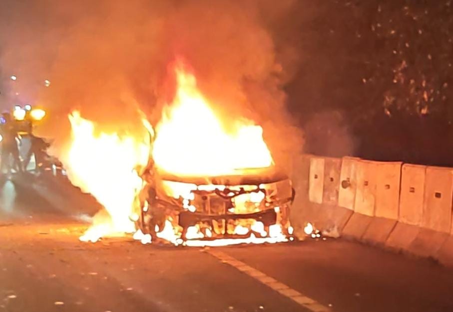 Api membakar mobil di Tol Jagorawi, Sentul, Kabupaten Bogor (Dok.Polisi)