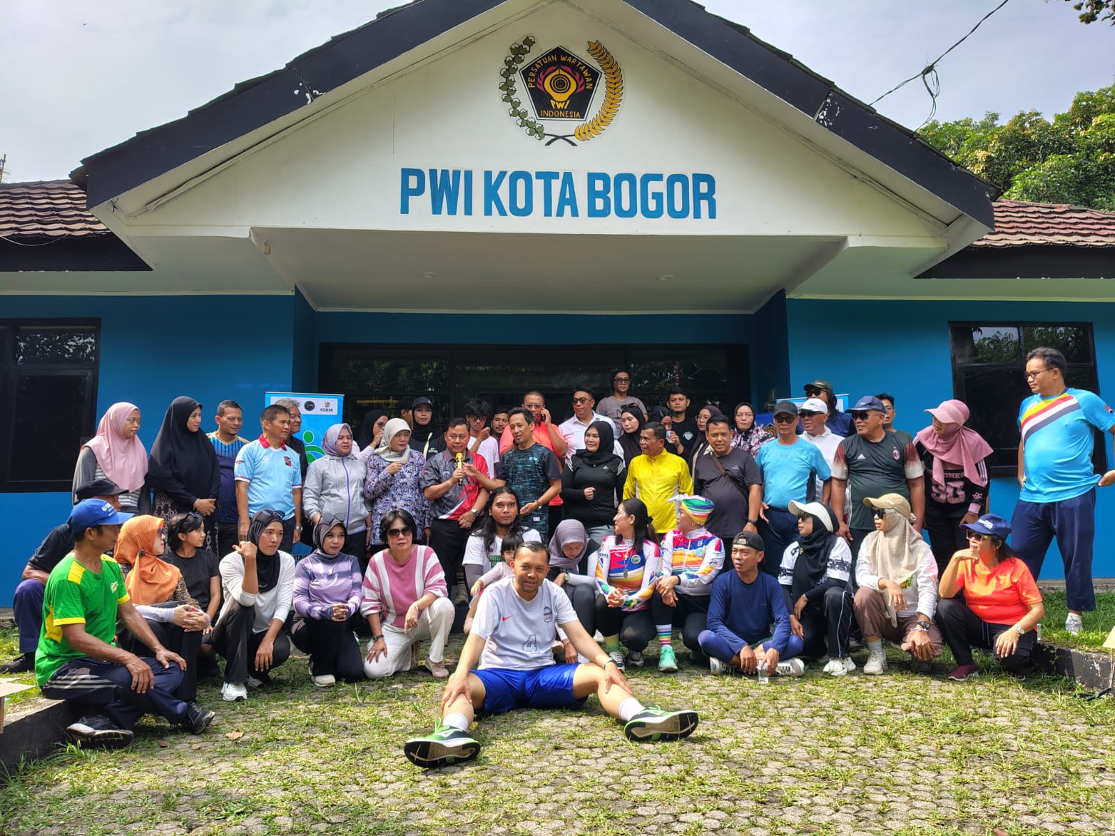 Foto bersama Dispora bersama PWI Kota Bogor usai berkegiatan Jumat Sehat (Dok.PWI)