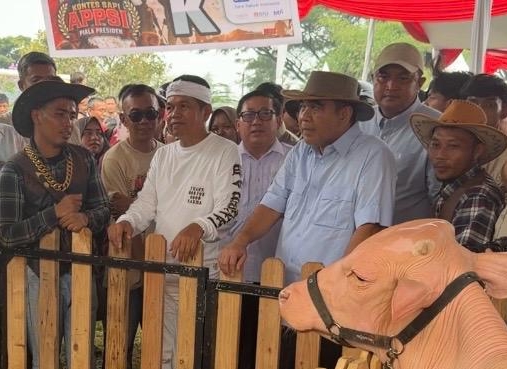 Ketua MPR RI, Ahmad Muzani (tengah) beserta Gubernur Jawa Barat dan jajaran Pemkab Bogor dalam acara kontes sapi di Pakansari, Kabupaten Bogor (Istimewa)