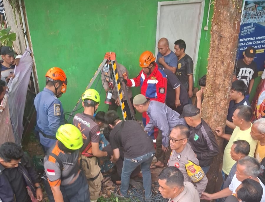 Upaya evakuasi korban tewas dalam sumur di Gunungputri, Kabupaten Bogor (Dok.Damkar)