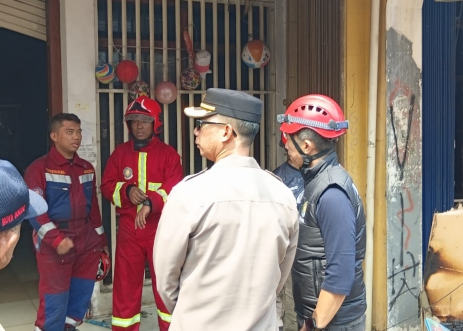 Wali Kota Bogor Dedie A Rachim (kanan) saat meninjau dan berkoodinasi langsung dengan petugas pemadam di lokasi kebakaran Suryakencana, Kota Bogor (Istimewa)